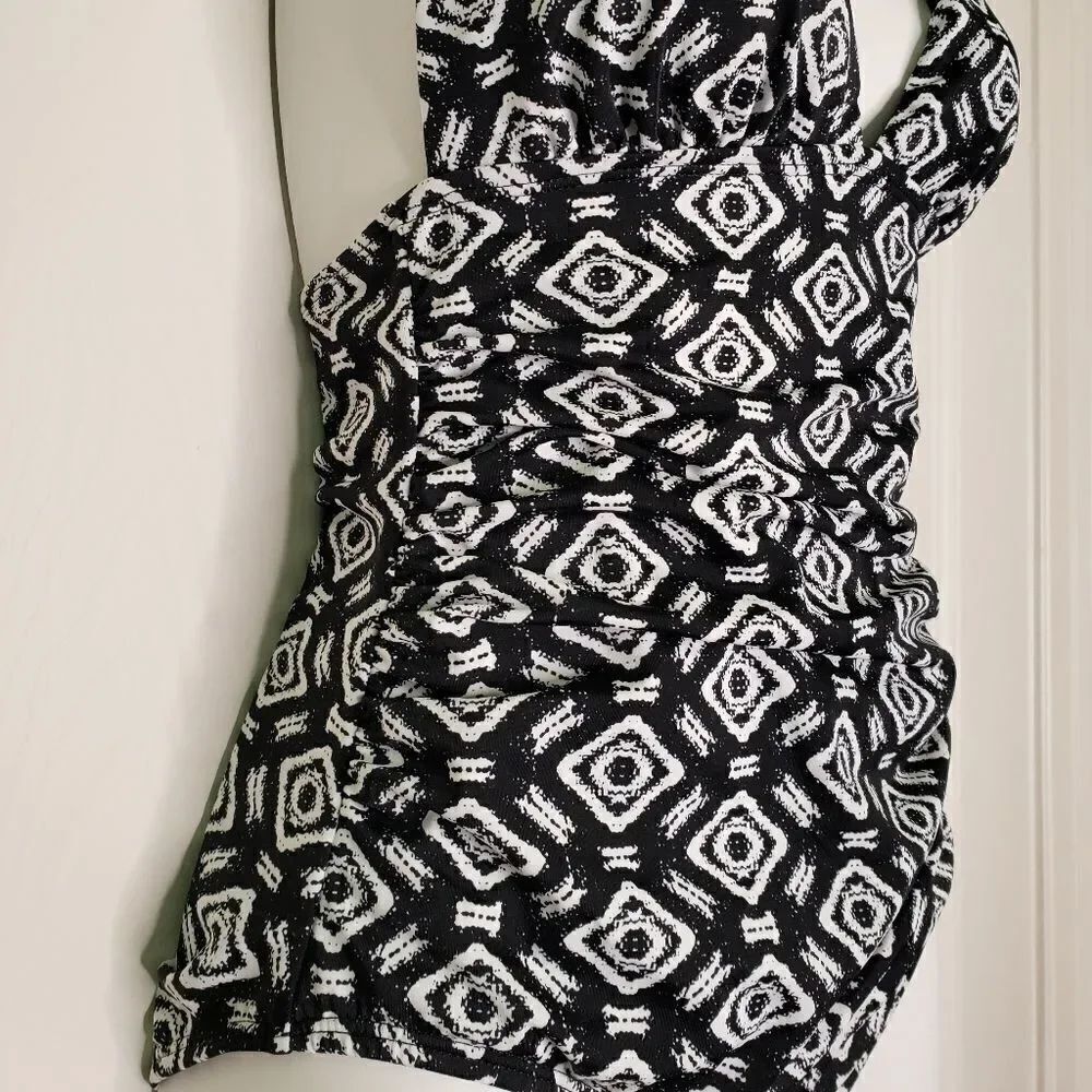 SwimSuit   - Picture 4 of 7